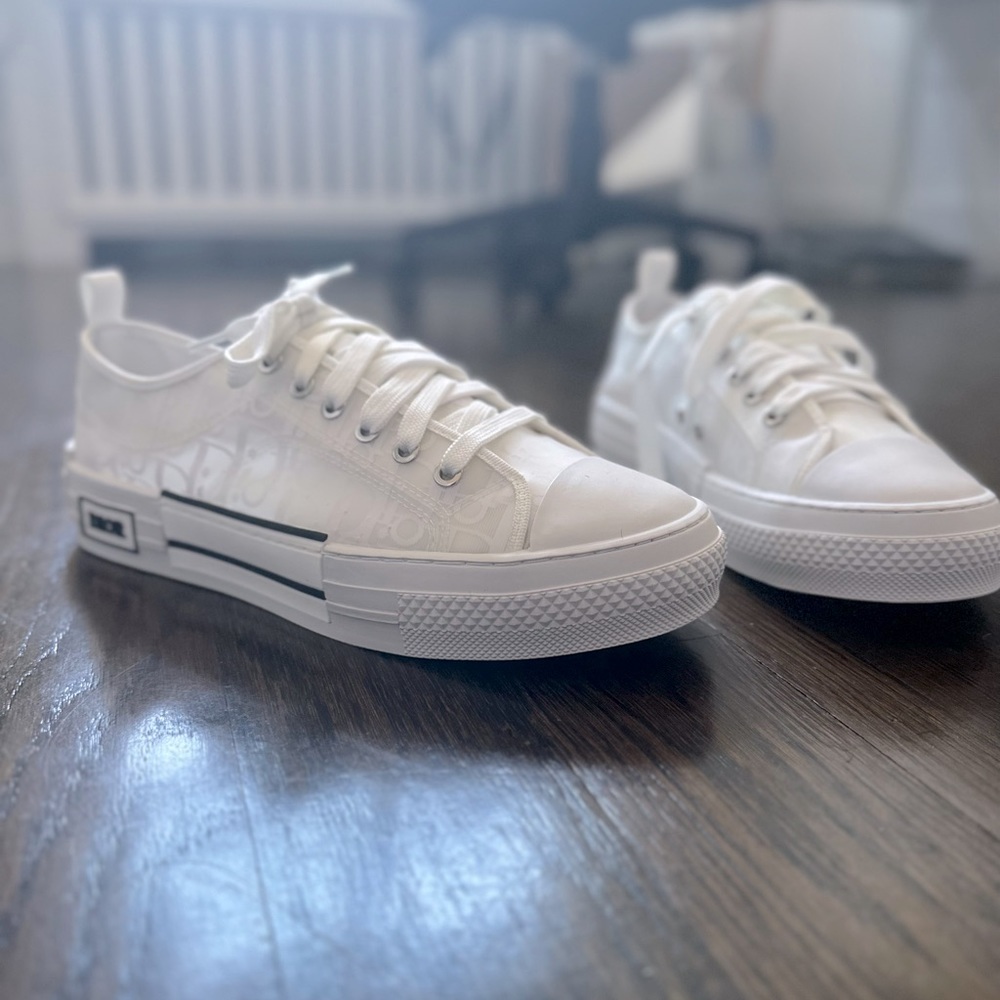 B23 LOW-TOP SNEAKER